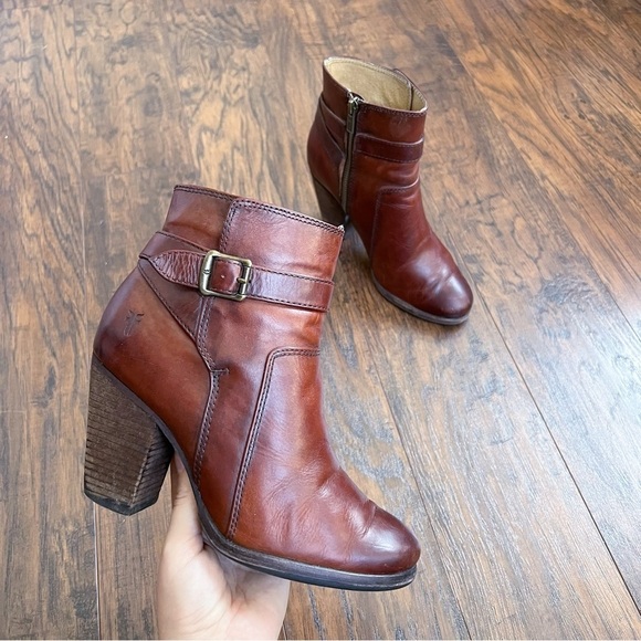 Frye • Patty Riding Bootie brown leather Redwood ankle boot heeled strap buckle - Picture 2 of 15